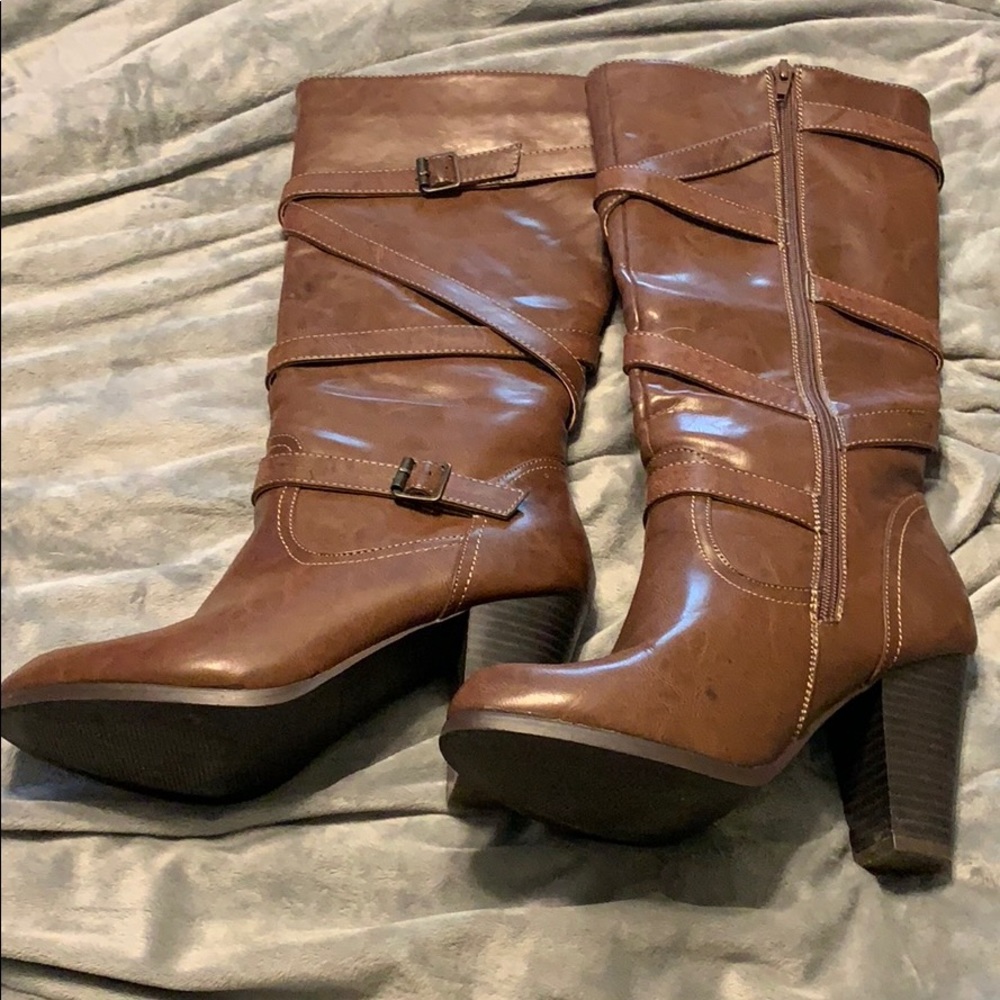 🎉 sale 🎉EUC Brown Crisscross Boots